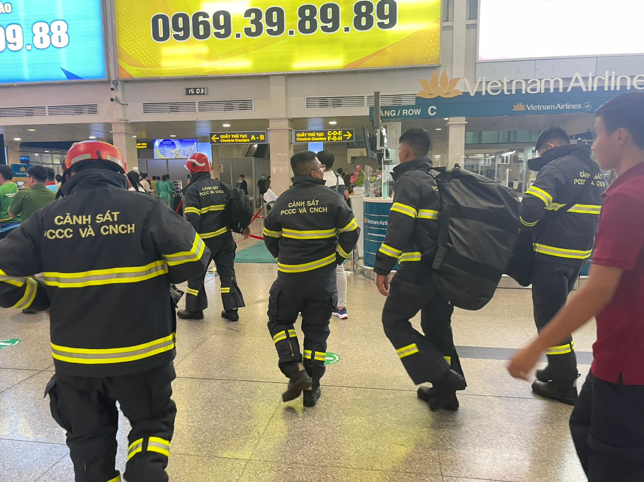 5 cán bộ chiến sĩ Công an TPHCM đi máy bay đến Hà Nội để hội quân và cùng đoàn công tác bay sang Thổ Nhĩ Kỳ vào tối cùng ngày. Ảnh: PC07 cung cấp 5 cán bộ chiến sĩ Công an TPHCM đi máy bay đến Hà Nội để hội quân và cùng đoàn công tác bay sang Thổ Nhĩ Kỳ vào tối cùng ngày. Ảnh: PC07 cung cấp