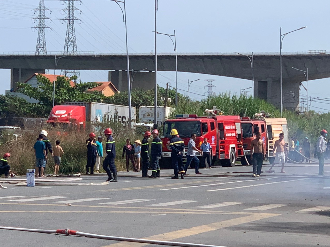 Lực lượng chữa cháy được huy động đến hiện trường. Ảnh: C.H