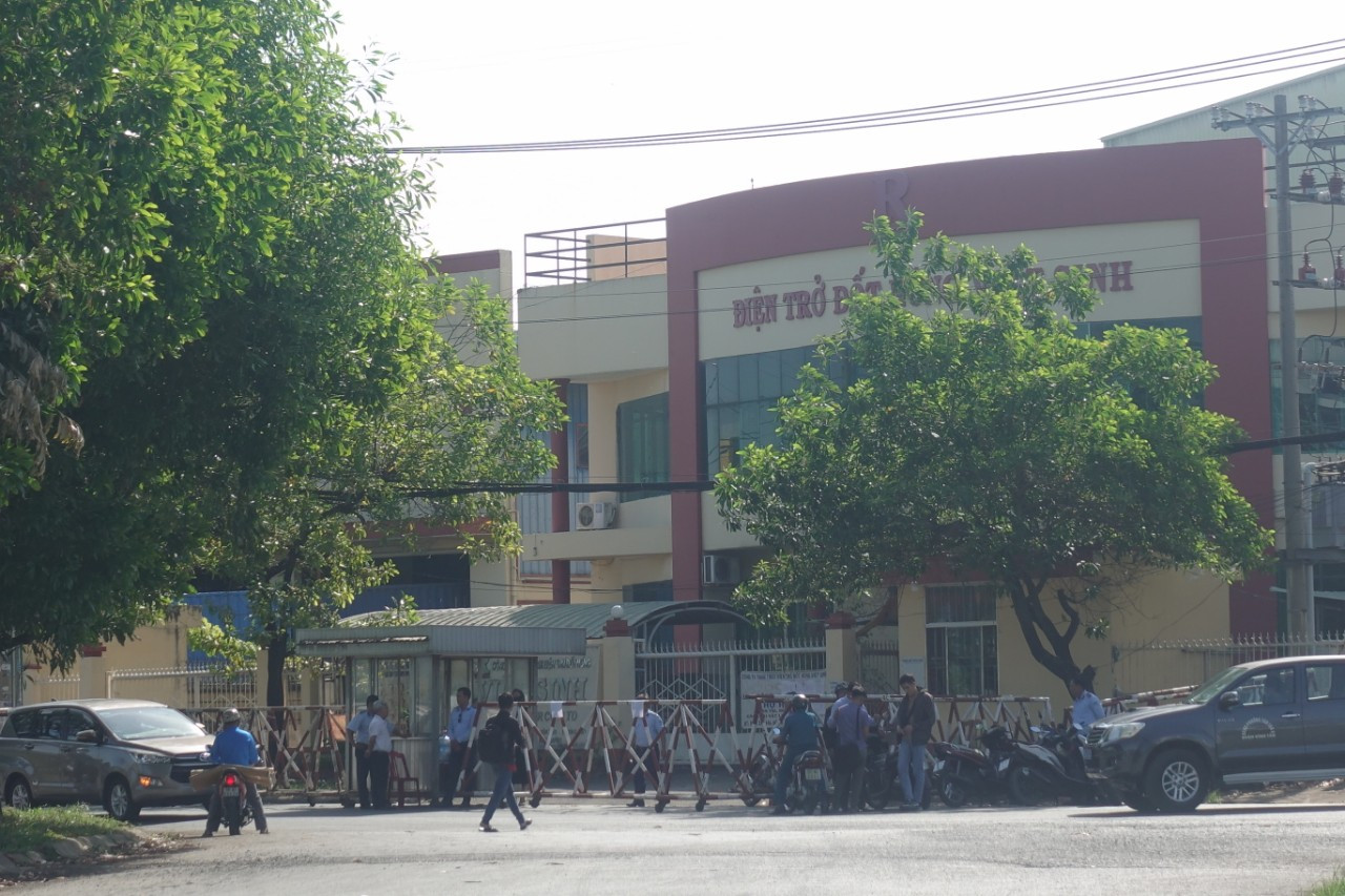 Trong buổi sáng 3/2, các xe chữa cháy phía trước công ty Việt Sinh đã được dời đi. Ảnh: Hữu Huy