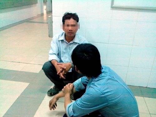 Ông Sơn chờ tin tức của con trong Bệnh viện Đà Nẵng. Ông Sơn chờ tin tức của con trong Bệnh viện Đà Nẵng