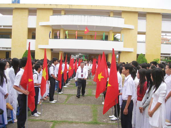 Đón khách mời tại trường Hoàng Diệu