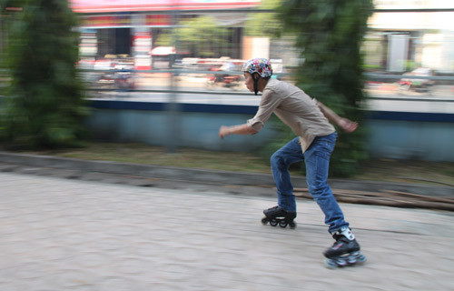Mũ bảo hiểm được nhiều bạn trẻ chọn dán nhất. Trong ảnh, Nguyễn Đức Hoàng trượt patin và đội mũ bảo hiểm do chính Hoàng thiết kế