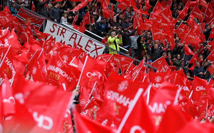 Cả sân Old Trafford được phủ một màu đỏ - Ảnh: Reuters