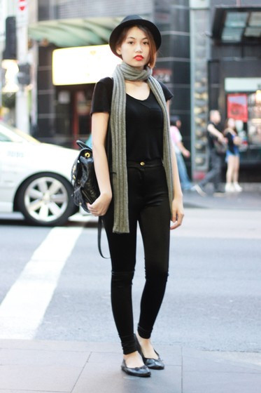 Một điểm cộng cho bạn gái này khi dùng chiếc khăn quàng cổ màu rêu làm điểm nhấn cho trang phục và phụ kiện tông đen
