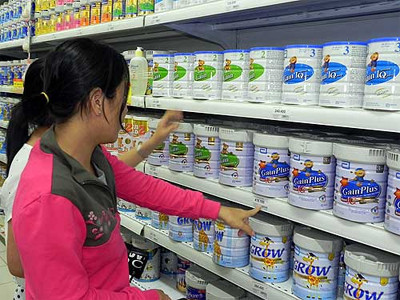 Thị trường bán lẻ sữa đang ế ẩm nhưng phần lớn mặt hàng sữa giá vẫn không giảm. ảnh: Hoàng Việt