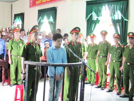 Trần Đình Tri bị toà tuyên án tử hình với hành vi mất nhân tính của mình. Trần Đình Tri bị toà tuyên án tử hình với hành vi mất nhân tính của mình