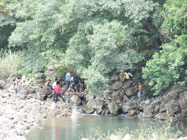 Trời nắng, các băng nhóm dồn về con khe ở Trại Lá để đóng lán