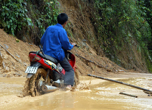 Xe máy ngập bánh bùn đất