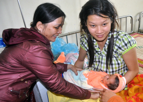 Niềm vui của chị Cẩm sau khi gặp lại con gái của mình. Ảnh: Trí Tín