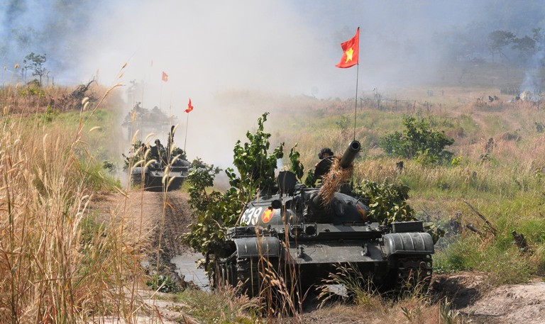 Hiện, lữ đoàn đảm nhận nhiệm vụ trong tâm huấn luyện, sẵn sàng chiến đấu. Các cán bộ chiến sĩ “cưỡi tăng” tự tin vượt địa hình phức tạp