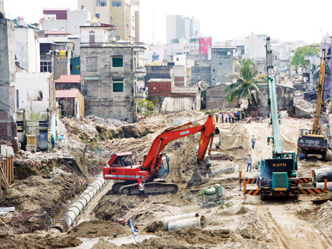 Giải phóng mặt bằng luôn là một trong những khâu khó khăn và tốn kém nhất của những dự án sử dụng nhiều đất. Trong ảnh: Dự án đường vành đai 1, đoạn Ô Chợ Dừa - Hoàng Cầu (Hà Nội). Ảnh: Huy Hùng. Giải phóng mặt bằng luôn là một trong những khâu khó khăn và tốn kém nhất của những dự án sử dụng nhiều đất. Trong ảnh: Dự án đường vành đai 1, đoạn Ô Chợ Dừa - Hoàng Cầu (Hà Nội). Ảnh: Huy Hùng