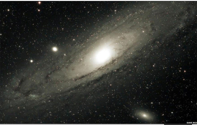 Những chòm sao, dải ngân hà và vầng trăng trong bầu trời đêm luôn có những bí ẩn khiến nhiều người đắm say. Ánh trăng trong trời đêm sẽ tròn và sáng biết bao nếu như không bị ánh sáng đèn đường nhân tạo 'lấn lướt'. Nhưng khi vầng trăng lưỡi liềm 'điểm' trên trời đêm thì ánh sáng nhân tạo trở thành lu mờ, lép vế. Thời khắc tuyệt vời cho những người 'mê' trăng sao. Với người mới bắt đầu thì vật thể dễ nhận ra nhất trên bầu trời đêm là Mặt Trăng. Nhưng năm nay Sao Mộc, Sao Thiên Vương và Sao Thổ lại gần trái đất hơn. Giải Thiên Hà Andromeda - thiên hà láng giềng lớn và gần nhất mà chúng ta có thể nhìn thấy bằng mắt thường, thì quả là một trải nghiệm quý'. Mắt thường của các nhà thiên văn có thể xác định chùm sao Orion bằng ba vì sao sáng nhất. Chùm sao này còn có Tinh vân ngựa, ở giữa, nhưng chỉ có thể nhìn được bằng kính viễn vọng. Chòm sao Orion nhìn cận. Còn được gọi là Hunter - Người đi săn: một chòm sao về mùa đông xuất hiện ở bán cầu Bắc và về mùa hè ở bán cầu Nam. Một vài người may mắn được ngắm Ánh sáng phương Bắc - một cảnh tượng tuyệt vời được Stewart Watt chụp tại Thurso, Scotland. Những chòm sao, dải ngân hà và vầng trăng trong bầu trời đêm luôn có những bí ẩn khiến nhiều người đắm say. Ánh trăng trong trời đêm sẽ tròn và sáng biết bao nếu như không bị ánh sáng đèn đường nhân tạo 'lấn lướt'. Nhưng khi vầng trăng lưỡi liềm 'điểm' trên trời đêm thì ánh sáng nhân tạo trở thành lu mờ, lép vế. Thời khắc tuyệt vời cho những người 'mê' trăng sao. Với người mới bắt đầu thì vật thể dễ nhận ra nhất trên bầu trời đêm là Mặt Trăng. Nhưng năm nay Sao Mộc, Sao Thiên Vương và Sao Thổ lại gần trái đất hơn. Giải Thiên Hà Andromeda - thiên hà láng giềng lớn và gần nhất mà chúng ta có thể nhìn thấy bằng mắt thường, thì quả là một trải nghiệm quý'. Mắt thường của các nhà thiên văn có thể xác định chùm sao Orion bằng ba vì sao sáng nhất. Chùm sao này còn có Tinh vân ngựa, ở giữa, nhưng chỉ có thể nhìn được bằng kính viễn vọng. Chòm sao Orion nhìn cận. Còn được gọi là Hunter - Người đi săn: một chòm sao về mùa đông xuất hiện ở bán cầu Bắc và về mùa hè ở bán cầu Nam. Một vài người may mắn được ngắm Ánh sáng phương Bắc - một cảnh tượng tuyệt vời được Stewart Watt chụp tại Thurso, Scotland.