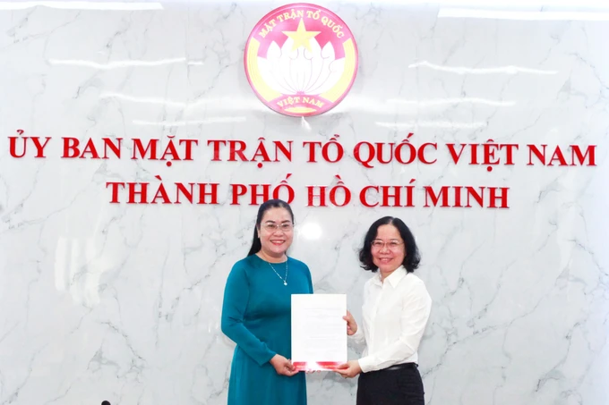 Phó Trưởng Ban Tổ chức Thành ủy TPHCM Thái Thị Bích Liên trao quyết định đến đồng chí Nguyễn Thị Kim Thúy