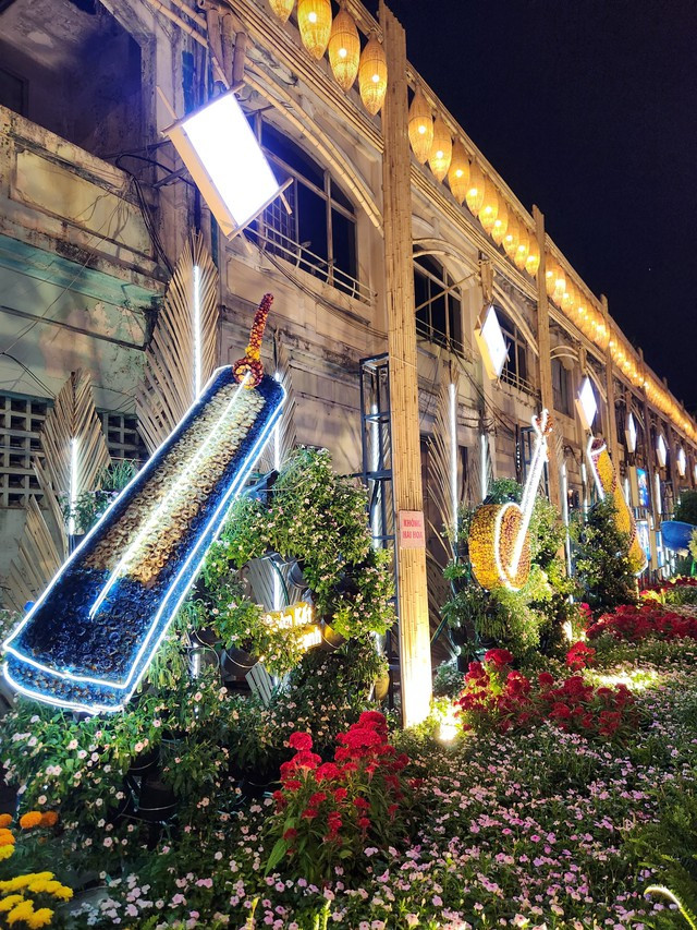 Một tuyến đường được trang trí đường hoa xuân nghĩa tình thuộc bến Bình Đông, từ hoa mua lại của tiểu thương (ảnh chụp tối 30 Tết) Một tuyến đường được trang trí đường hoa xuân nghĩa tình thuộc bến Bình Đông, từ hoa mua lại của tiểu thương (ảnh chụp tối 30 Tết)