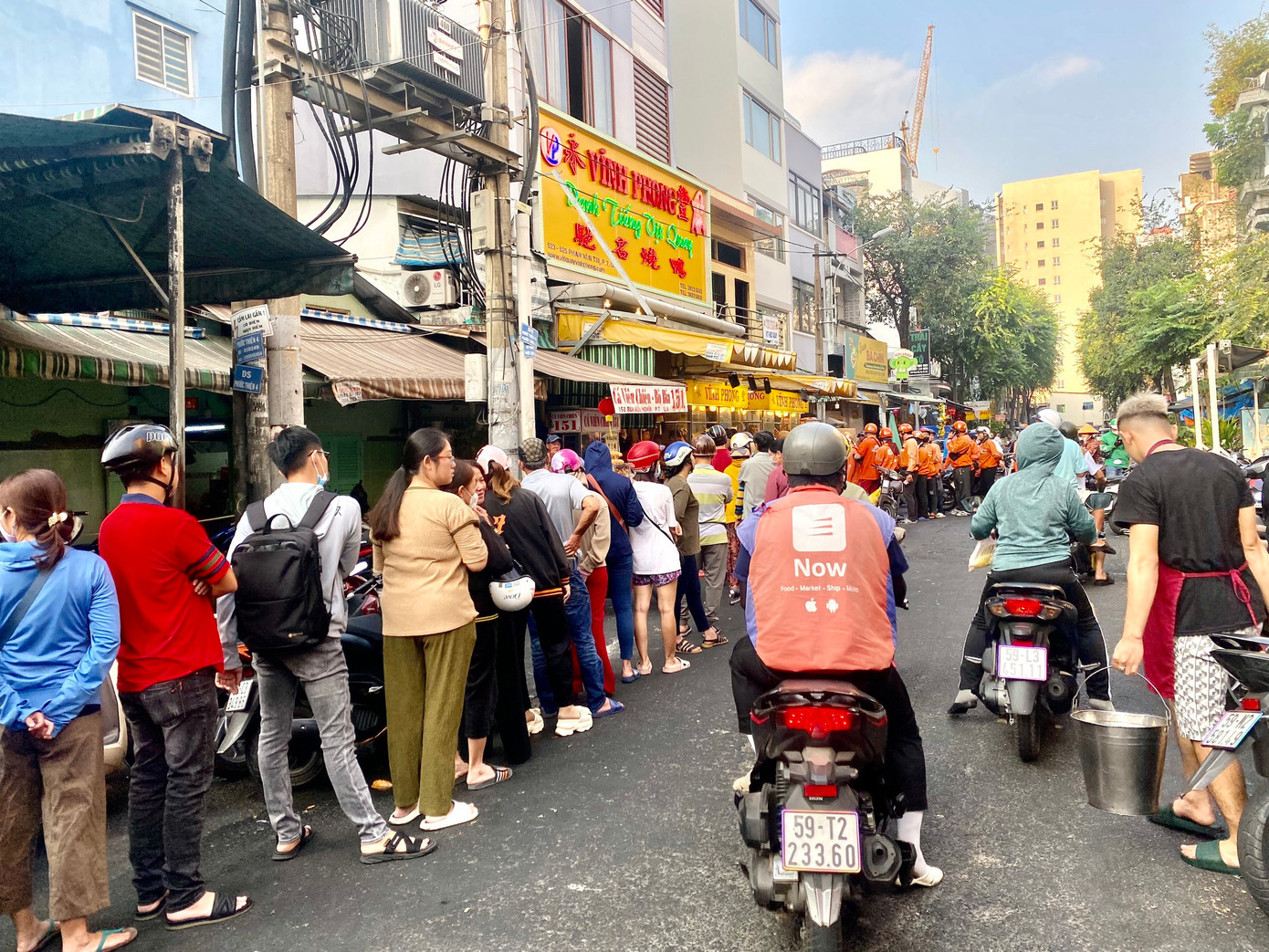 Khách hàng xếp hàng dài