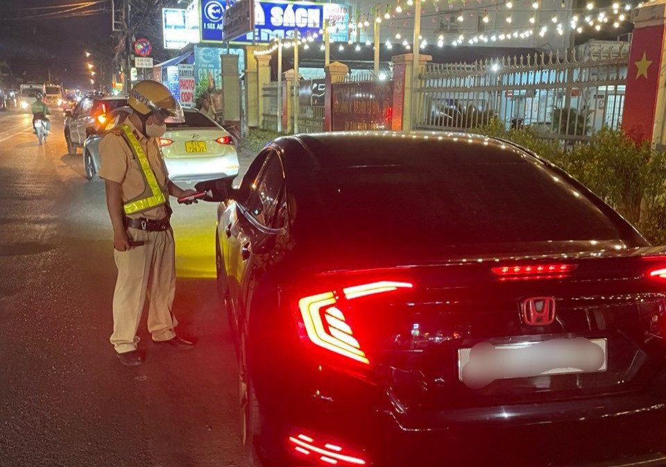 CSGT kiểm tra nồng độ cồn &quot;xuyên đêm, xuyên Tết&quot;. Ảnh: N.Vinh