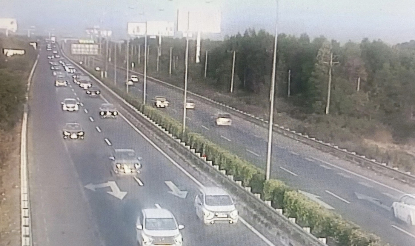 Lượng xe đông, di chuyển chậm theo hướng đi Đồng Nai trên cao tốc TP.HCM - Long Thành - Dầu Giây. Ảnh: VEC E