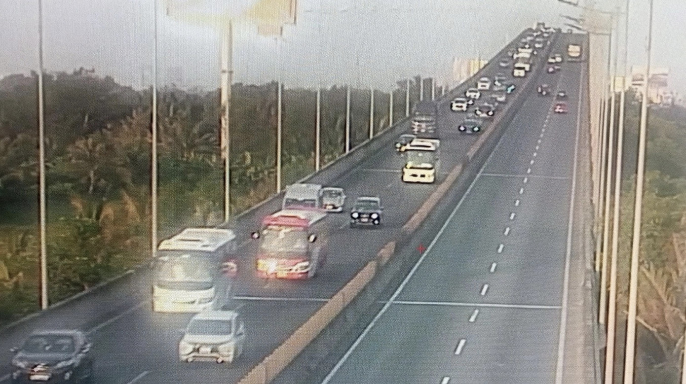 Lượng phương tiện trên cầu Long Thành hướng từ TP.HCM đi Đồng Nai rất đông, trong khi làn ngược lại từ Đồng Nai về TP.HCM lại thông thoáng.