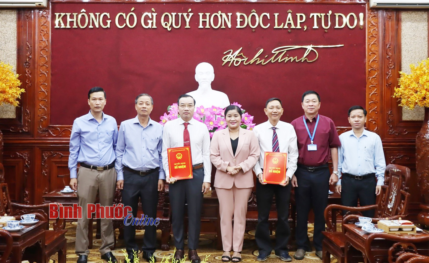 Lãnh đạo tỉnh chúc mừng các cán bộ được bổ nhiệm lại và cử làm đại diện vốn nhà nước tại doanh nghiệp