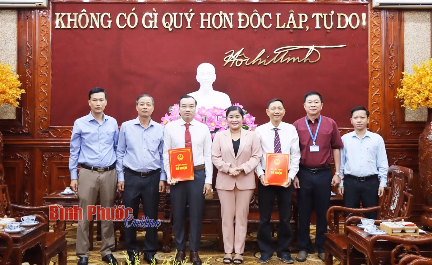 Lãnh đạo tỉnh chúc mừng các cán bộ được bổ nhiệm lại và cử làm đại diện vốn nhà nước tại doanh nghiệp