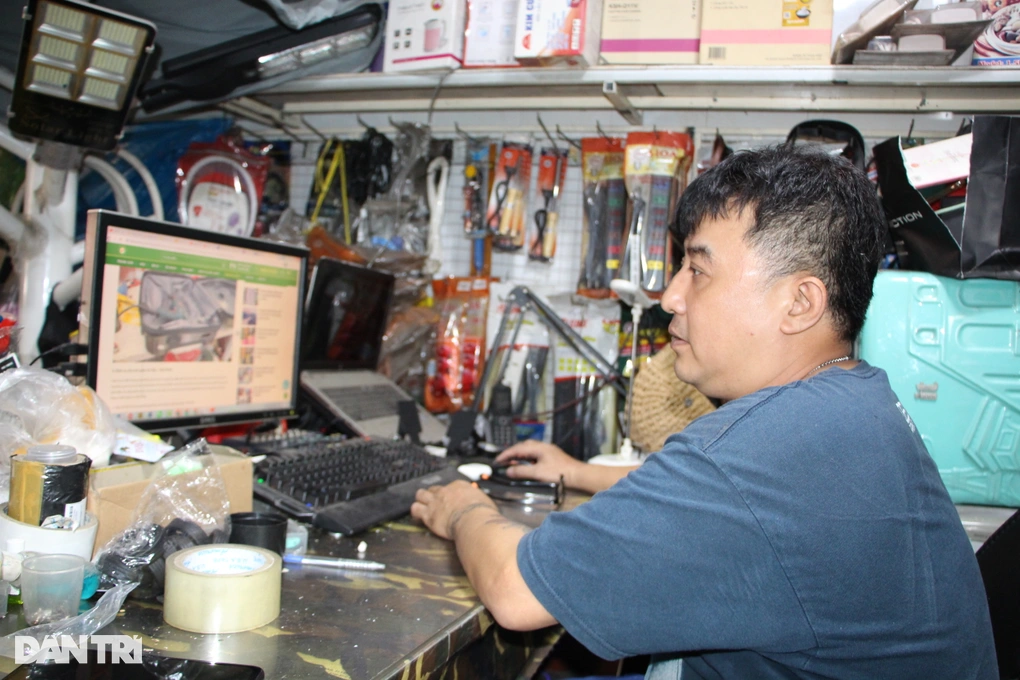 Để nhiều người biết đến dịch vụ sửa Vali, ông Tài đăng tải thông tin lên mạng xã hội (Ảnh: Xuân Trường).