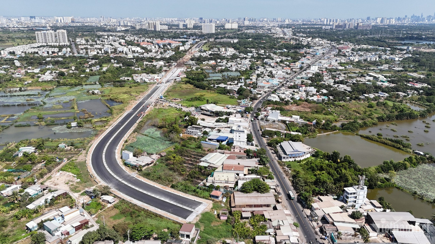 Trong ảnh là đoạn kết thúc của đường song hành Quốc lộ 50 (bên trái) dài hơn 4 km, quy mô 6 làn xe . Quốc lộ 50 hiện hữu (bên trái) với 4 làn xe. Dự kiến, giữa tháng 3 này, chủ đầu tư sẽ khởi công 3 gói thầu xây lắp đoạn mở rộng Quốc lộ 50 hiện hữu dài khoảng 2,56 km đến giáp với tỉnh Long An. Trong ảnh là đoạn kết thúc của đường song hành Quốc lộ 50 (bên trái) dài hơn 4 km, quy mô 6 làn xe . Quốc lộ 50 hiện hữu (bên trái) với 4 làn xe. Dự kiến, giữa tháng 3 này, chủ đầu tư sẽ khởi công 3 gói thầu xây lắp đoạn mở rộng Quốc lộ 50 hiện hữu dài khoảng 2,56 km đến giáp với tỉnh Long An.