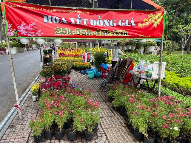 Hoa bán đồng giá tại Công viên Gia Định