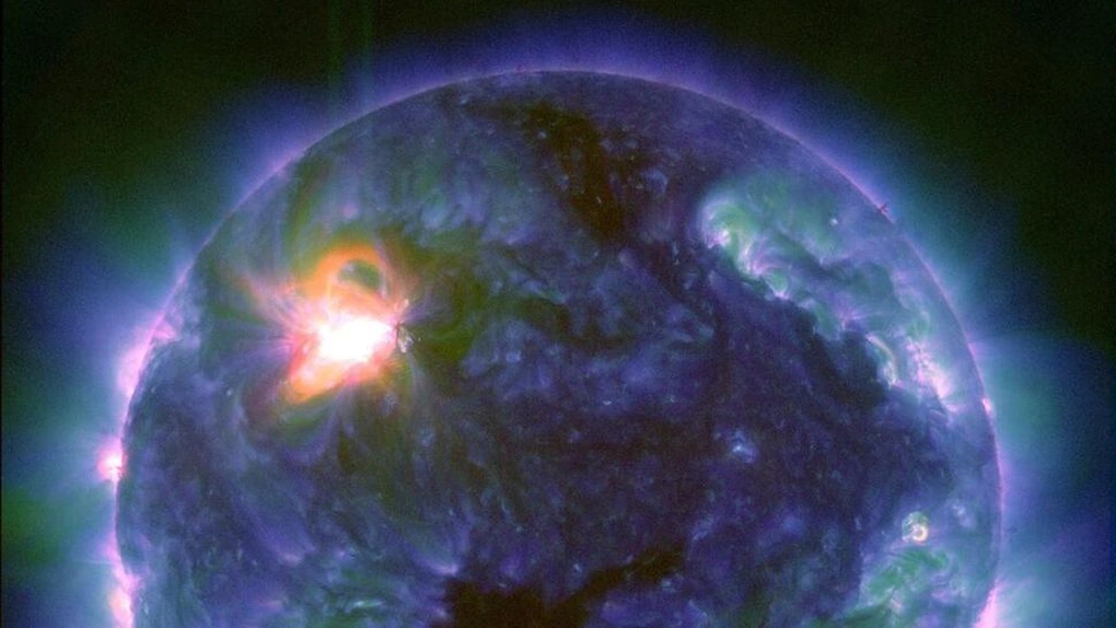 Vết đen AR3590 phóng ra ngọn lửa Mặt Trời mạnh nhất trong 6 năm vào ngày 22/2 (Ảnh: NASA/SDO). Vết đen AR3590 phóng ra ngọn lửa Mặt Trời mạnh nhất trong 6 năm vào ngày 22/2 (Ảnh: NASA/SDO).