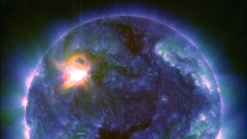 Vết đen AR3590 phóng ra ngọn lửa Mặt Trời mạnh nhất trong 6 năm vào ngày 22/2 (Ảnh: NASA/SDO).