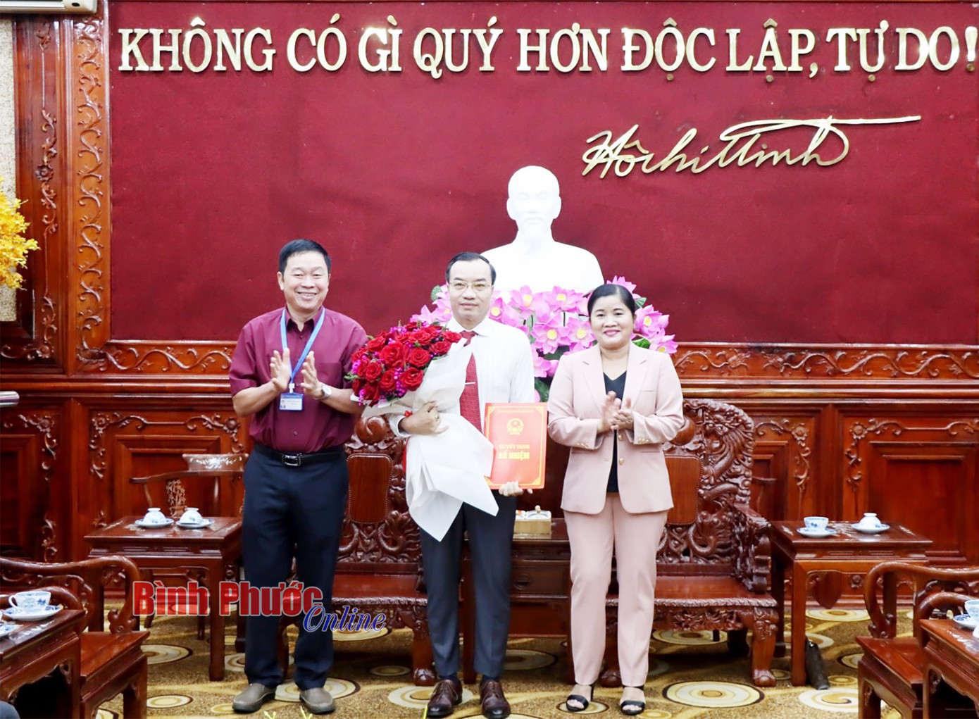 Chủ tịch UBND tỉnh Trần Tuệ Hiền trao quyết định cử ông Vũ Thanh Hải làm đại diện vốn nhà nước tại Công ty Cổ phần Xây dựng Bình Phước