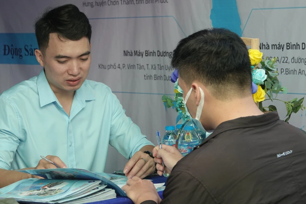 Nhiều doanh nghiệp tuyển dụng nhiều vị trí, mức lương lên đến 30 triệu đồng/tháng (Ảnh minh họa: Nguyễn Vy).