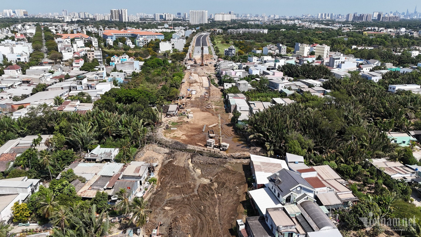 Dự án mở rộng Quốc lộ 50 hoàn thành trong năm 2025 sẽ tăng năng lực khai thác tuyến này, giúp kết nối TP.HCM với tỉnh Long An và các tỉnh miền Tây. Đồng thời, dự án cũng tăng cường kết nối khu vực cửa ngõ phía Nam TP với tuyến cao tốc Bến Lức - Long Thành, tuyến Vành đai 3 trong thời gian tới. Cùng với đó, hình thành mạng lưới giao thông hoàn chỉnh, phục vụ phát triển kinh tế - xã hội của TP.HCM. Dự án mở rộng Quốc lộ 50 hoàn thành trong năm 2025 sẽ tăng năng lực khai thác tuyến này, giúp kết nối TP.HCM với tỉnh Long An và các tỉnh miền Tây. Đồng thời, dự án cũng tăng cường kết nối khu vực cửa ngõ phía Nam TP với tuyến cao tốc Bến Lức - Long Thành, tuyến Vành đai 3 trong thời gian tới. Cùng với đó, hình thành mạng lưới giao thông hoàn chỉnh, phục vụ phát triển kinh tế - xã hội của TP.HCM.