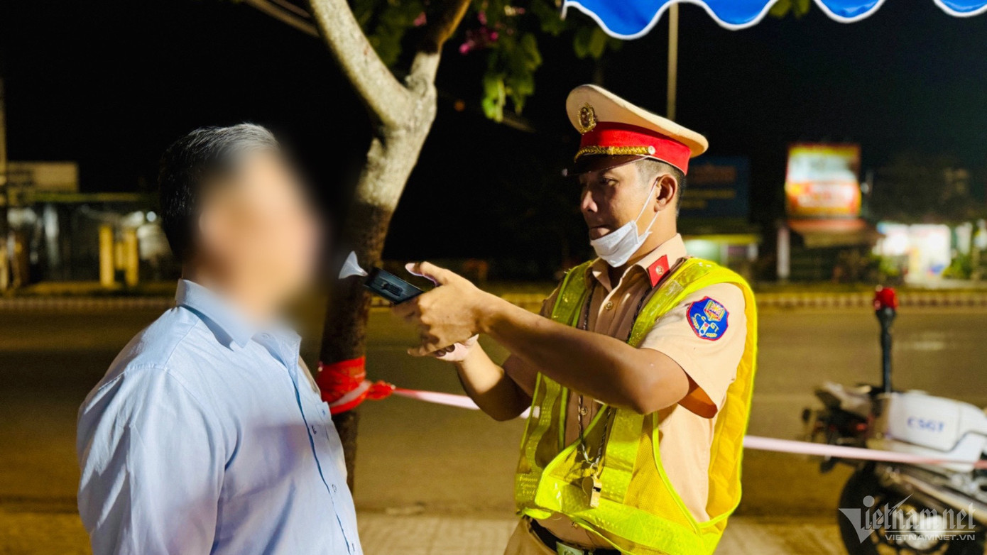 CSGT kiểm tra nồng độ cồn người đàn ông thừa nhận uống một lon bia. CSGT kiểm tra nồng độ cồn người đàn ông thừa nhận uống một lon bia.