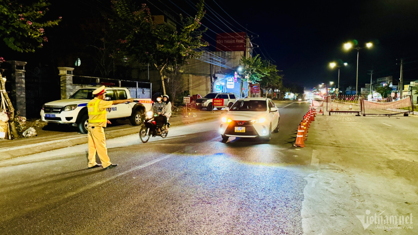 Lực lượng CSGT Đồng Nai làm việc "xuyên đêm, xuyên Tết". Lực lượng CSGT Đồng Nai làm việc "xuyên đêm, xuyên Tết".