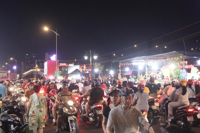 Dòng người đổ xô về bến Bình Đông để mua hoa Tết, chụp ảnh... Ảnh: Thu Hoài