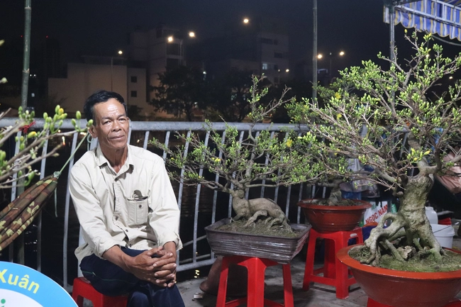 Ông Mỏng nhiều đêm mất ngủ vì trông cây. Ảnh: Thu Hoài