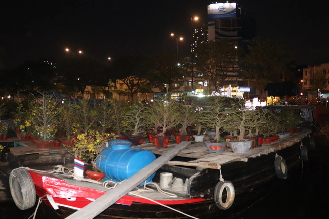 Chiếc ghe là phương tiện di chuyển, cũng là nơi sinh hoạt chính của tiểu thương. Ảnh: Thu Hoài