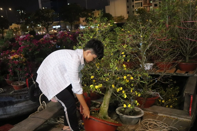 Thái Bảo đã cùng cha mưu sinh được 2 năm. Ảnh: Thu Hoài