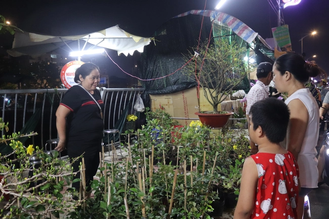 Nhiều tiểu thương gắn bó với công việc buôn bán tại bến Bình Đông hơn 20 năm. Ảnh: Thu Hoài