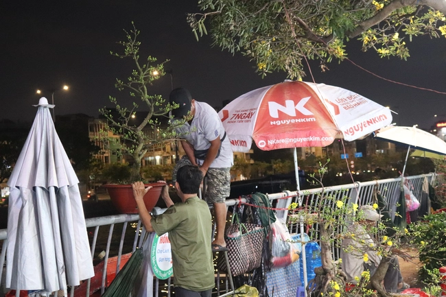 Tiểu thương bến Bình Đông buôn bán theo mô hình "trên bến dưới thuyền". Ảnh: Thu Hoài