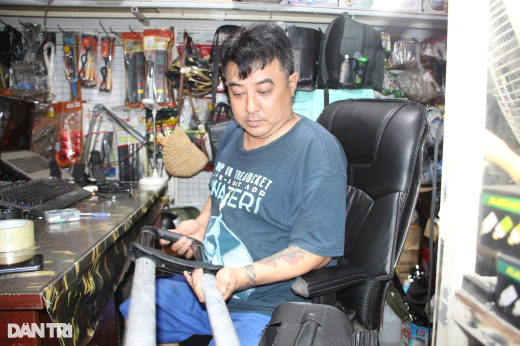 Ông Tài đang cẩn thận sửa vali để kịp trả đồ cho khách trong ngày (Ảnh: Xuân Trường).