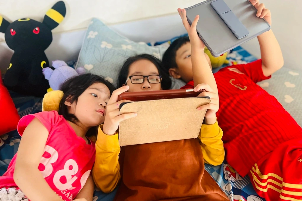 Nhiều đứa trẻ ở nhà tự trông khi nghỉ học, bố mẹ đi làm (Ảnh minh họa: Hoài Nam). Nhiều đứa trẻ ở nhà tự trông khi nghỉ học, bố mẹ đi làm (Ảnh minh họa: Hoài Nam).