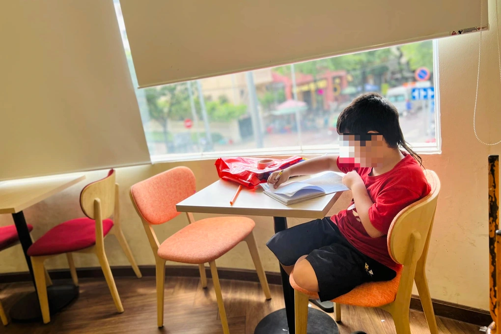 Nhiều gia đình gặp khó khăn khi con nghỉ Tết, bố mẹ vẫn còn đi làm (Ảnh minh họa: Nguyễn Phạm). Nhiều gia đình gặp khó khăn khi con nghỉ Tết, bố mẹ vẫn còn đi làm (Ảnh minh họa: Nguyễn Phạm).