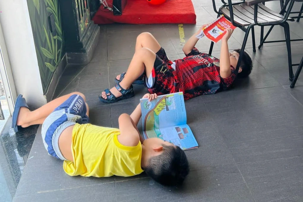 Hai trẻ nhỏ ở TPHCM được bố mẹ "gửi tạm" tại một quán cà phê (Ảnh: Thanh Phương). Hai trẻ nhỏ ở TPHCM được bố mẹ "gửi tạm" tại một quán cà phê (Ảnh: Thanh Phương).