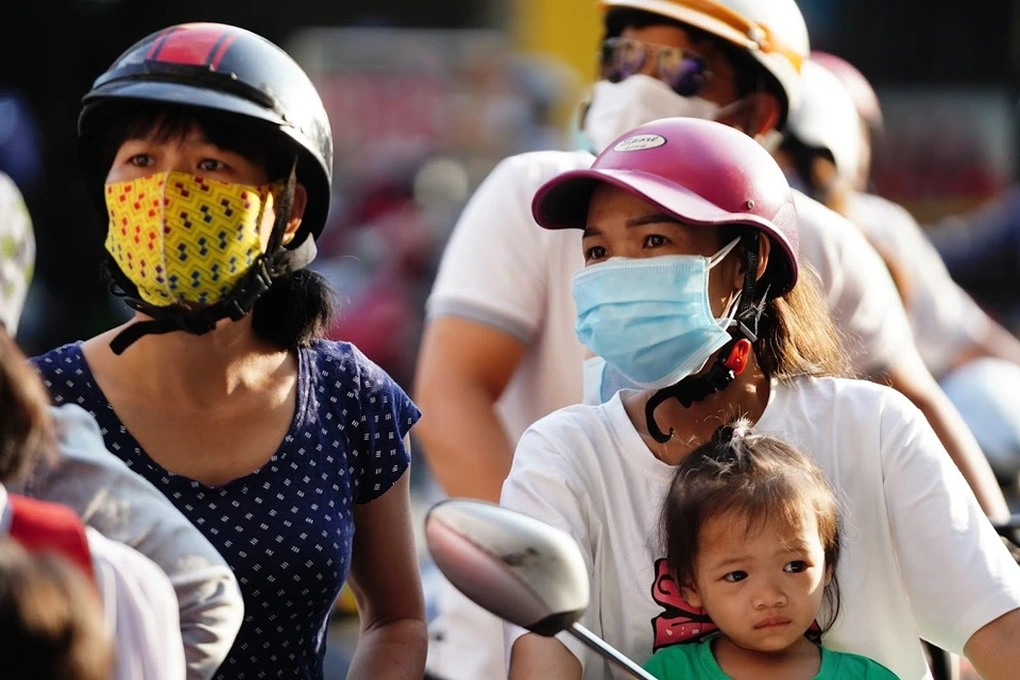 Trẻ nhỏ ngồi chờ bố mẹ đi làm tại một quán cà phê ở quận 3, TPHCM (Ảnh: Hoài Nam). Trẻ nhỏ ngồi chờ bố mẹ đi làm tại một quán cà phê ở quận 3, TPHCM (Ảnh: Hoài Nam).