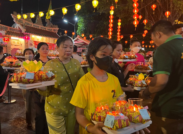 Ngoài 7 hoa đăng lớn tượng trưng Thất phủ cổ miếu, còn có 340 hoa đăng tầm trung cho số tuổi của chùa và 3.000 hoa đăng nhỏ của người dân. Ngoài 7 hoa đăng lớn tượng trưng Thất phủ cổ miếu, còn có 340 hoa đăng tầm trung cho số tuổi của chùa và 3.000 hoa đăng nhỏ của người dân.