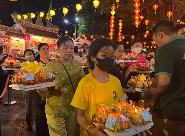 Ngoài 7 hoa đăng lớn tượng trưng Thất phủ cổ miếu, còn có 340 hoa đăng tầm trung cho số tuổi của chùa và 3.000 hoa đăng nhỏ của người dân.