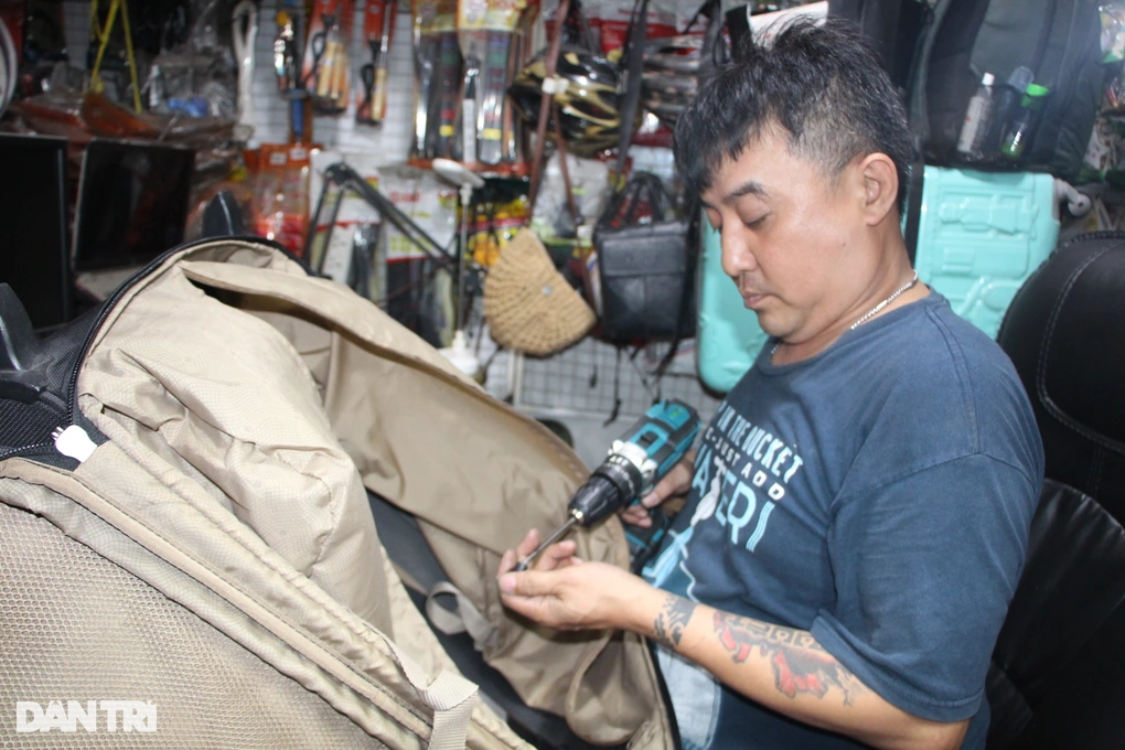 Nghề sửa vali đòi hỏi người thợ phải có tay nghề, sự tỉ mẩn và có tầm nhìn dài hạn thì mới sống được với nghề (Ảnh: Xuân Trường).