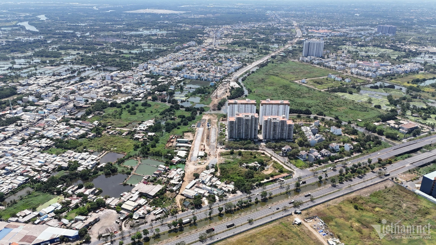 Ban Quản lý dự án đầu tư xây dựng các công trình giao thông TP.HCM (Ban Giao thông) cho biết, Dự án xây dựng, mở rộng Quốc lộ 50 đang thi công 4 gói thầu xây lắp đoạn song hành Quốc lộ 50, từ nút giao đường Nguyễn Văn Linh đến Km 4+200. Trong ảnh là điểm đầu dự án, nút giao với đường Nguyễn Văn Linh. Ban Quản lý dự án đầu tư xây dựng các công trình giao thông TP.HCM (Ban Giao thông) cho biết, Dự án xây dựng, mở rộng Quốc lộ 50 đang thi công 4 gói thầu xây lắp đoạn song hành Quốc lộ 50, từ nút giao đường Nguyễn Văn Linh đến Km 4+200. Trong ảnh là điểm đầu dự án, nút giao với đường Nguyễn Văn Linh.