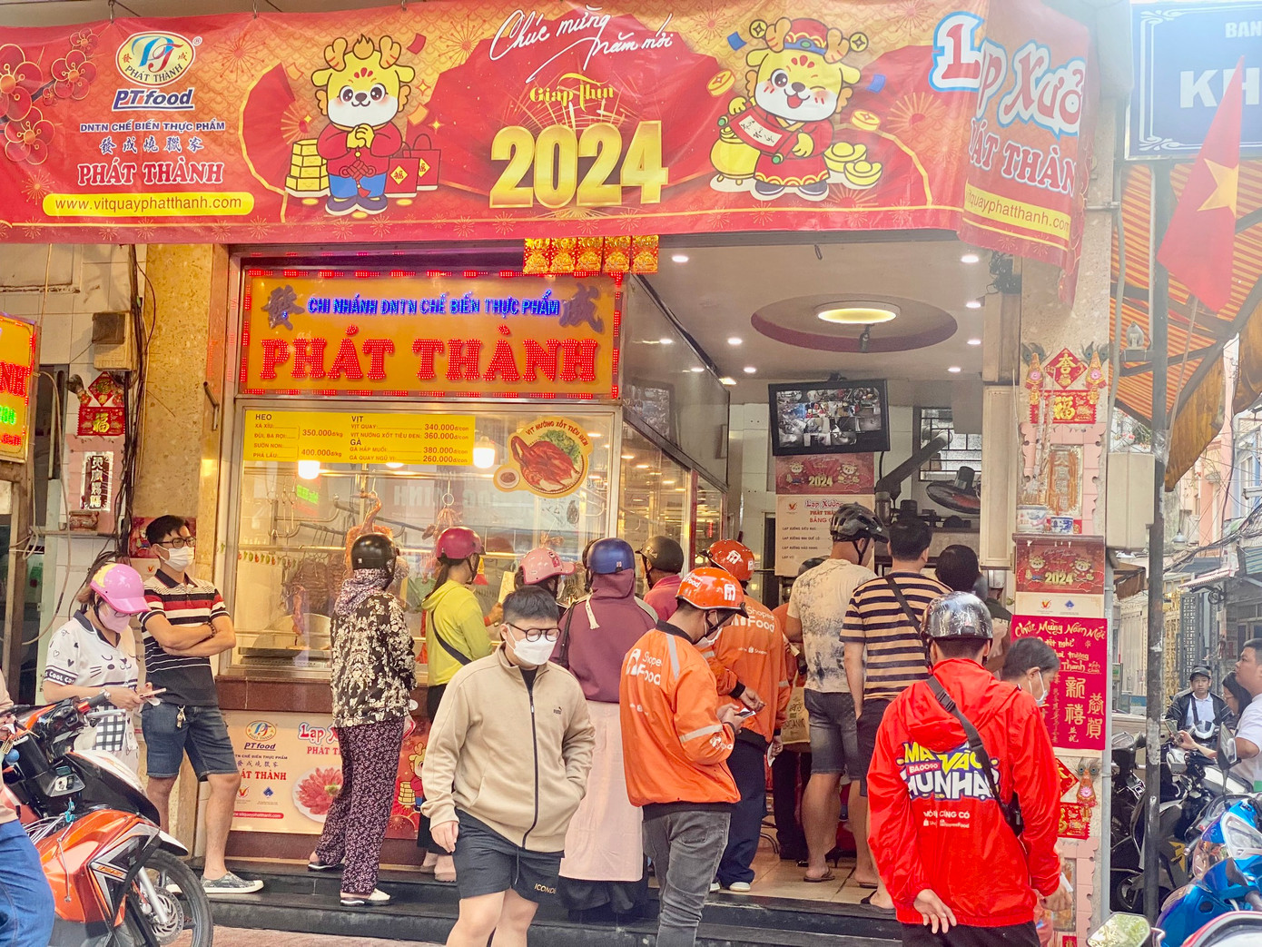 Một cửa hàng heo quay tấp nập khách ra vào